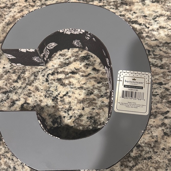 Buttercream Gray Floral Letter C - Picture 2 of 4